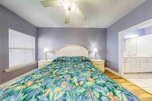 - une chambre avec un lit et un ventilateur de plafond dans l'établissement Purple House, à Gulf Shores