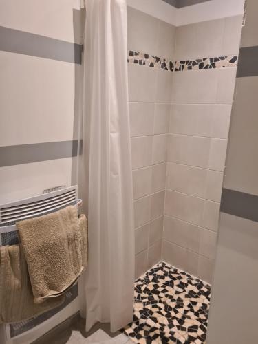 baño con ducha con cortina blanca en L'oxygène ardéchois en Ruoms