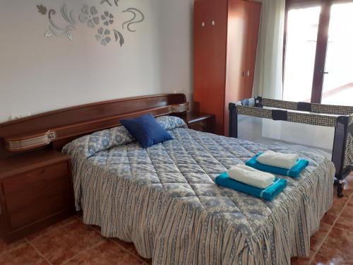 1 dormitorio con 1 cama con 2 toallas en Pauliva, en Arévalo