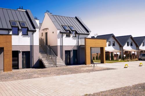 una fila de casas en un barrio residencial en Apartament Jastrzębia Góra en Jastrzębia Góra