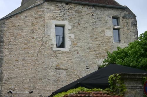 a brick building with a window on the side of it at SY-la terrasse in Vézelay