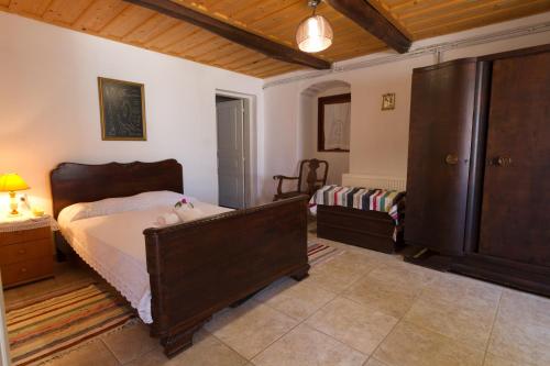 a bedroom with a bed in a room at The Old House - Wood & Stone in Evretí