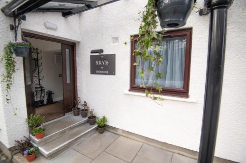 a sign that says seize on the side of a building at The Skye Inn in Portree