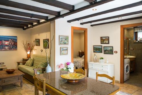 A seating area at Casa Rural Les Cabañes