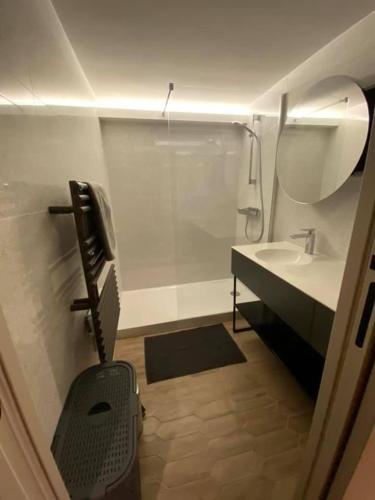 une salle de bain avec toilettes, lavabo et miroir dans l'établissement Sunset83700, à Saint-Raphaël