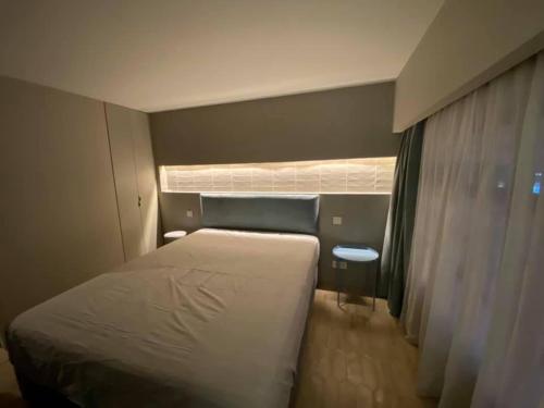 Habitación pequeña con cama y ventana en Sunset83700 en Saint-Raphaël