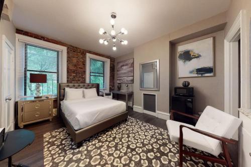 een slaapkamer met een bed, een tafel en een stoel bij L 3-33 Stylish Private Studio in Boston! in Boston