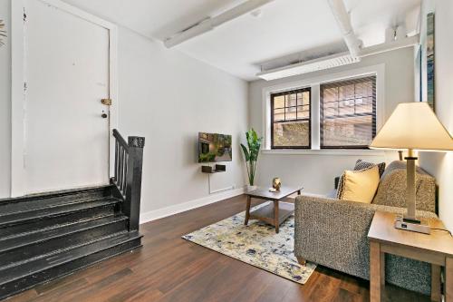 Comfy 1BR Apt Near Lakeview, Shops & Restaurants