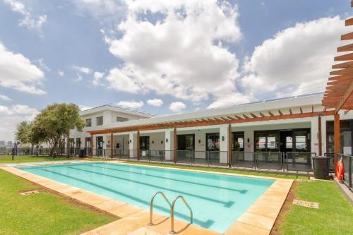 una piscina frente a un edificio en Royal Xtian Greenstone Ridge, en Johannesburgo
