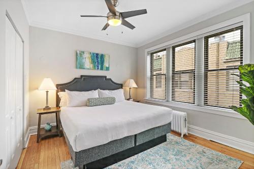 una camera con letto e ventilatore a soffitto di 2BR Apartment in Great Spot with Fast Wi-Fi - Roscoe 30 a Chicago