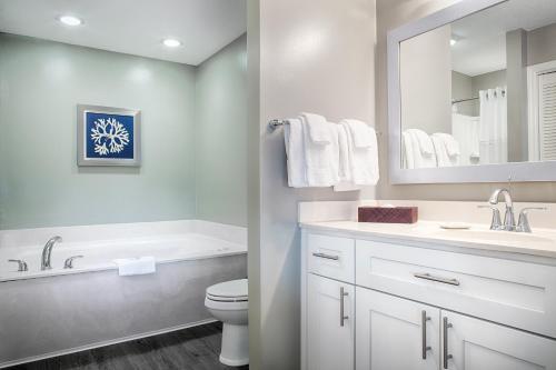 baño con lavabo y espejo en Club Wyndham Ocean Ridge, en Edisto