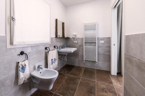 a bathroom with a sink and a toilet at Mulino Vigoli in Morciano di Romagna