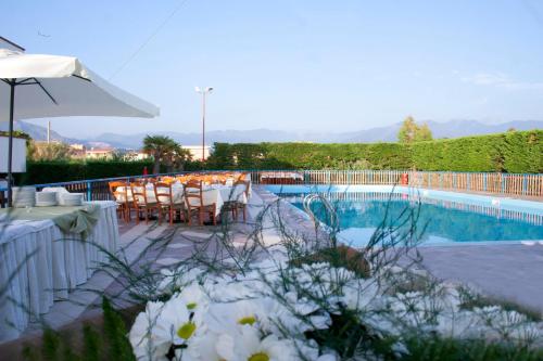 Piscina de la sau aproape de Hotel Felix