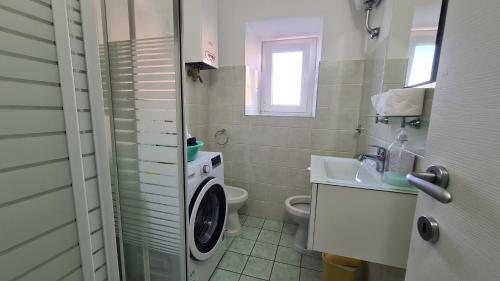 La salle de bains est pourvue d'un lave-linge et d'un lavabo. dans l'établissement Casa Matilda - Casa Vacanze, à Castel di Tora