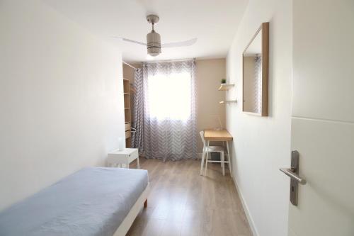 - une petite chambre avec un lit et une fenêtre dans l'établissement Mon Appart A GERLAND IV, à Lyon