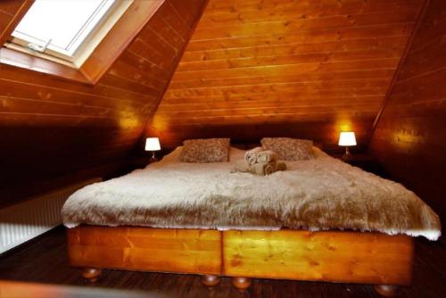 sypialnia z łóżkiem z pluszowym misiem w obiekcie Overwater cottage - Slovak Tahiti, Senec w mieście Senec