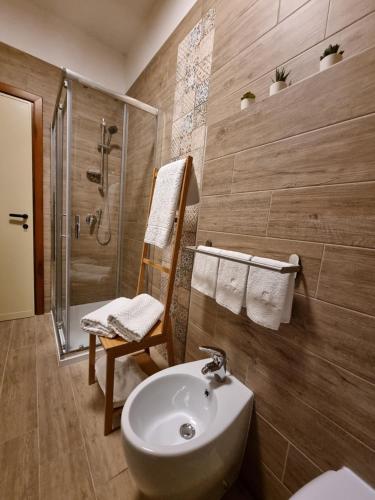 フォッサチェージアにあるB&B L'ARANCIOのバスルーム(シンク、シャワー、トイレ付)