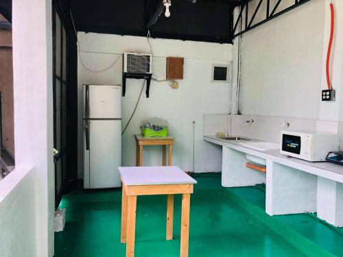 RB Baruiz "Hideaway" Inn - Cebu Southにあるキッチンまたは簡易キッチン