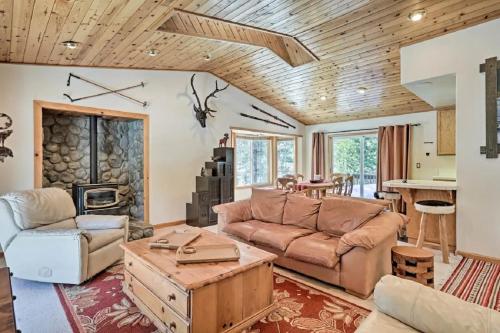 ein Wohnzimmer mit einem Sofa und einem Tisch in der Unterkunft Kingswood Estate Cabin Retreat in Kings Beach