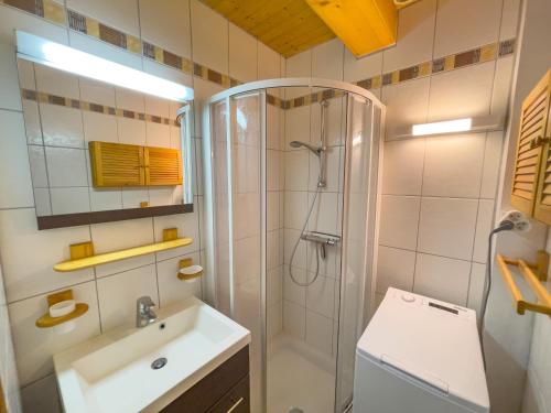 La salle de bains est pourvue d'une douche et d'un lavabo. dans l'établissement Appartement 'Les Airelles du Lac' T2 Gérardmer, à Gérardmer