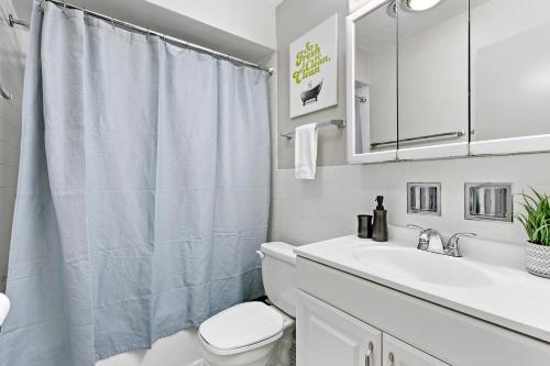 Koupelna v ubytování Convenient 1BR Apt in Lakeview near Shops - Oakdale 204