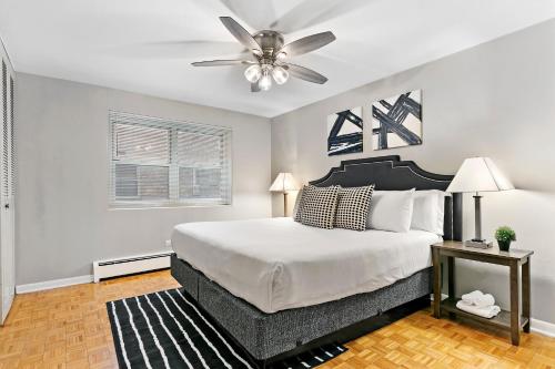 1 dormitorio con 1 cama y ventilador de techo en Convenient 1BR Apt in Lakeview near Shops - Oakdale 204 en Chicago