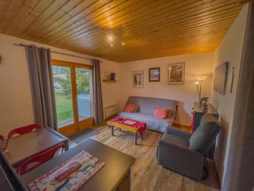 a living room with a couch and a table at Appartement 'Les Airelles du Lac' T2 Gérardmer in Gérardmer