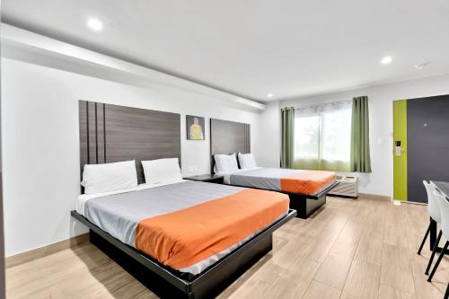 En eller flere senger på et rom på Exclusivo Inn and Suites