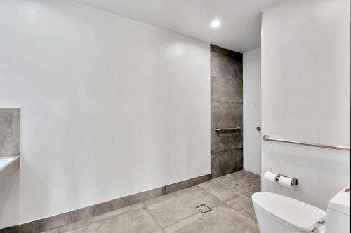 Ένα μπάνιο στο Exclusivo Inn and Suites
