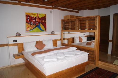 A bed or beds in a room at Hotel Prizreni