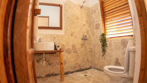 Koupelna v ubytování El jardín del coco, apartamento 14 - near La Playita beach