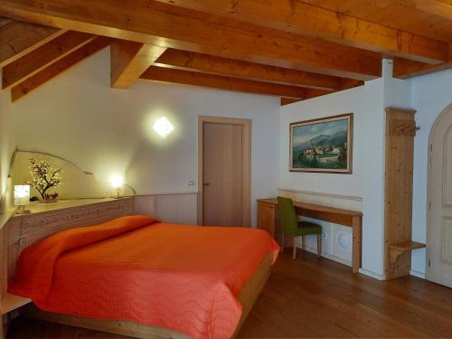 a bedroom with a bed and a desk in a room at B&B al Buondì in Camporosso in Valcanale
