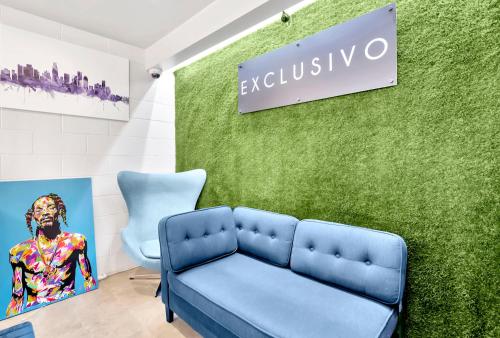 Χώρος καθιστικού στο Exclusivo Inn and Suites