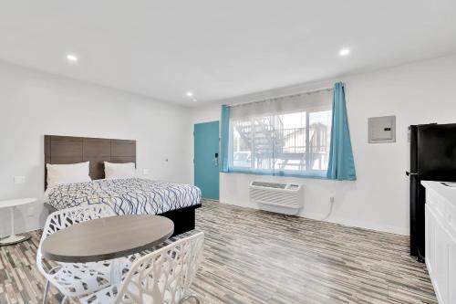 Katil atau katil-katil dalam bilik di Tradewinds Motel