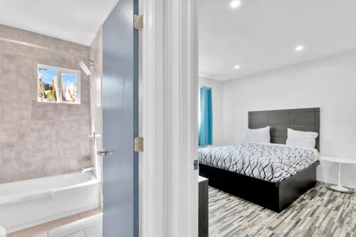 Postel nebo postele na pokoji v ubytování Tradewinds Motel