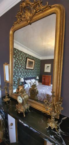 a mirror on top of a dresser in a bedroom at Villa Primerose in Arcis-sur-Aube