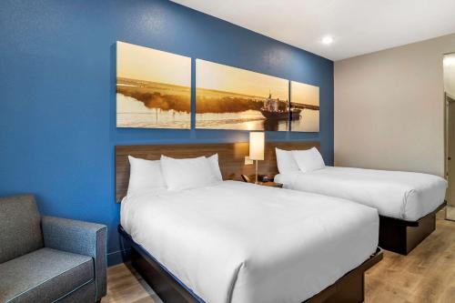 Una cama o camas en una habitación de Clarion Pointe Port Arthur-Beaumont South