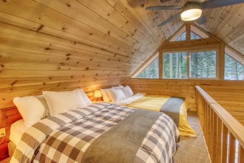 a bedroom with two beds in a log cabin at Sweet Retreat Cabin in Leavenworth