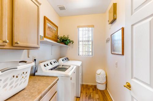 eine Waschküche mit Waschmaschine und Trockner in der Unterkunft Vistoso Casitas Golf II #210B in Tortolita