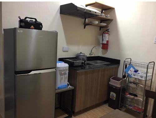 uma cozinha com um frigorífico e um lavatório em Bria Flats/Codo em Cagayan de Oro