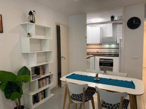 Imagen de la galería de Ground floor facing the sea, in complex with pool and common areas, en Barcelona