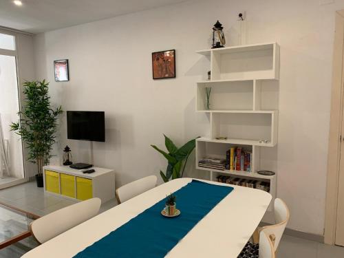 Imagen de la galería de Ground floor facing the sea, in complex with pool and common areas, en Barcelona