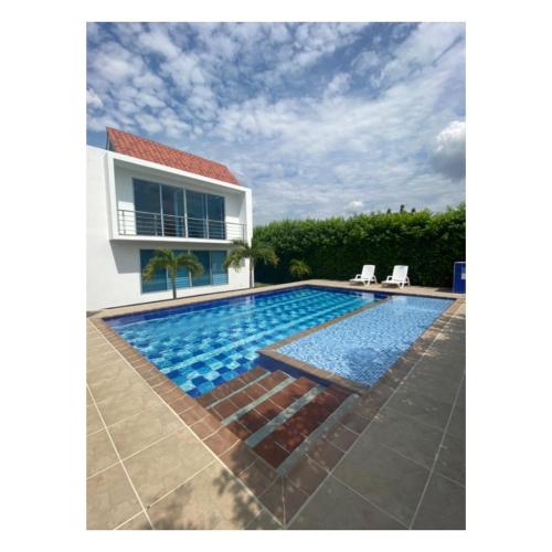 una piscina frente a una casa en Casa Campestre, exclusiva para ti y tu Familia en Ricaurte