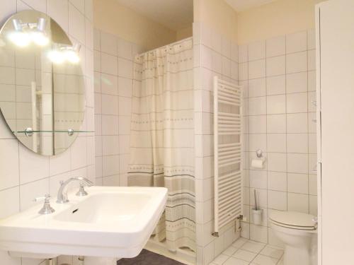 bagno bianco con lavandino e servizi igienici di Gîte Angers, 1 pièce, 2 personnes - FR-1-622-6 ad Angers