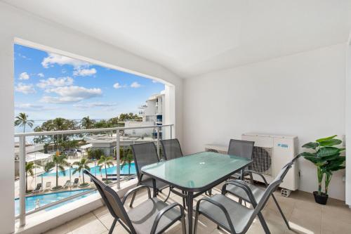 Balkoni atau teres di Hamptons Meets Hervey Bay In Upmarket Resort - Ocean Views