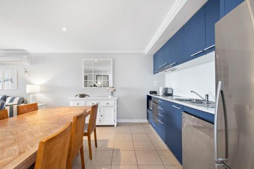 Dapur atau dapur kecil di Hamptons Meets Hervey Bay In Upmarket Resort - Ocean Views