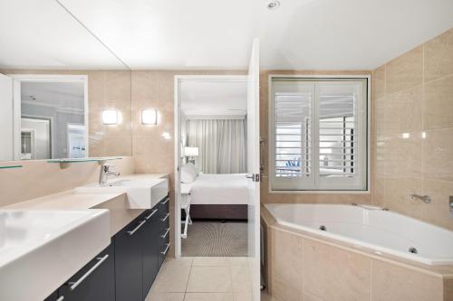 Vonios kambarys apgyvendinimo įstaigoje Hamptons Meets Hervey Bay In Upmarket Resort - Ocean Views