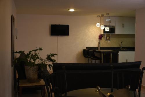 a living room with a couch and a table and a kitchen at Departamento Alejandro - Completo y Amplio Departamento en una zona muy tranquila de la CDMX in Mexico City