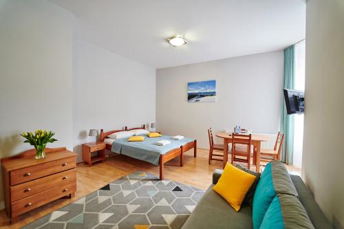 sala de estar con sofá y mesa en Hotelik Gołdap en Gołdap