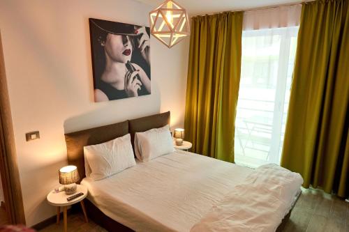 een slaapkamer met een bed met een foto aan de muur bij Orizont sea view Apartment- Spa n Pools beach resort in Mamaia